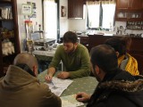 Ο Νίκος μας δίνει οδηγίες - Nikos is helping us out with the activities