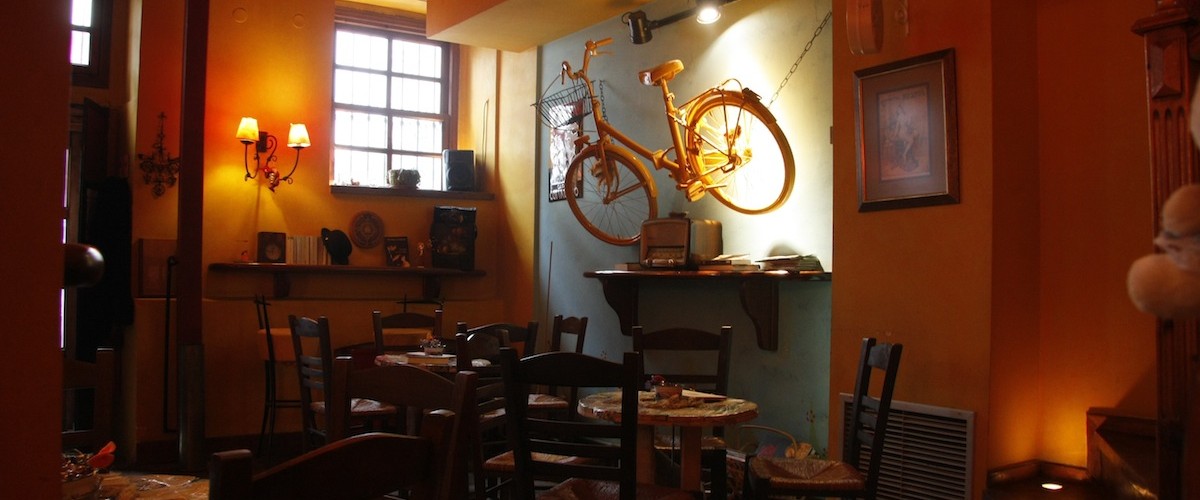 Πανέμορφος χώρος του καφέ - The hostel's cafe on the ground floor