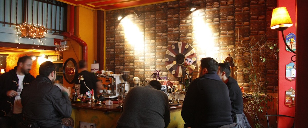 Πανέμορφος χώρος του καφέ - The hostel's cafe on the ground floor