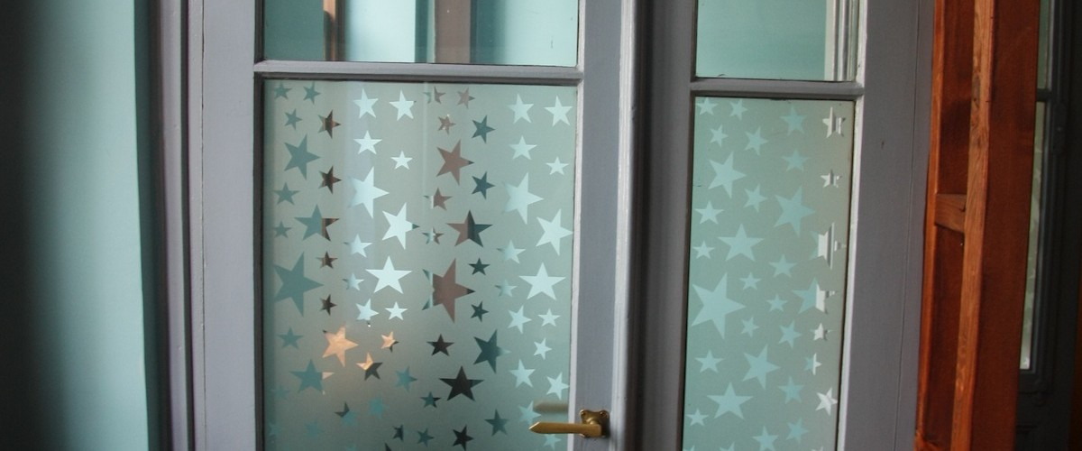 Ανεβαίνοντας στον χώρο που θα μείνουμε - Entering the hostel bedrooms