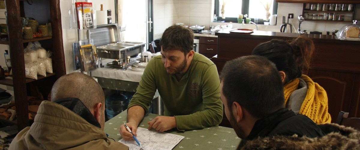 Ο Νίκος μας δίνει οδηγίες - Nikos is helping us out with the activities