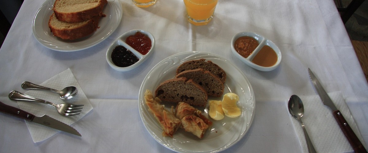 Ότι απέμεινε από ένα πλούσιο πρωινό - What is left from a rich breakfast