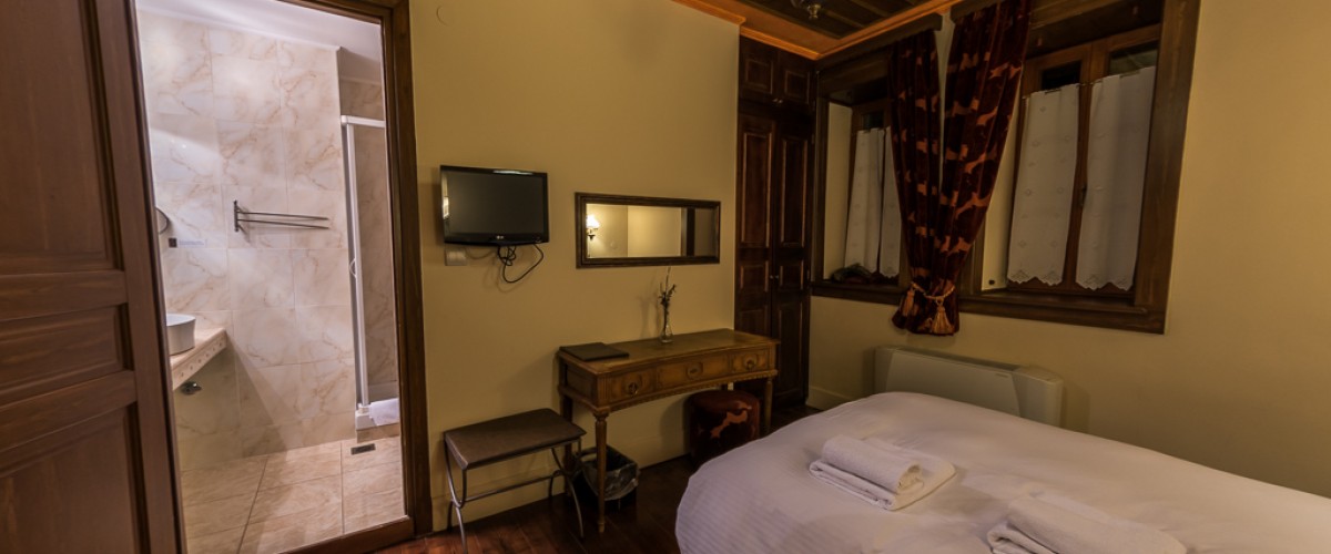 Το υπέροχο δωματιάκι μας από άλλη όψη - Our beautiful room from another point of view.