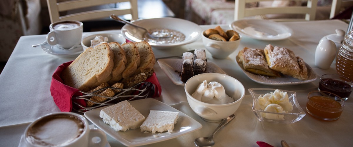 Πρωινάρα με ντόπιες λιχουδιές - Amazing breakfast with delicious handmade products.
